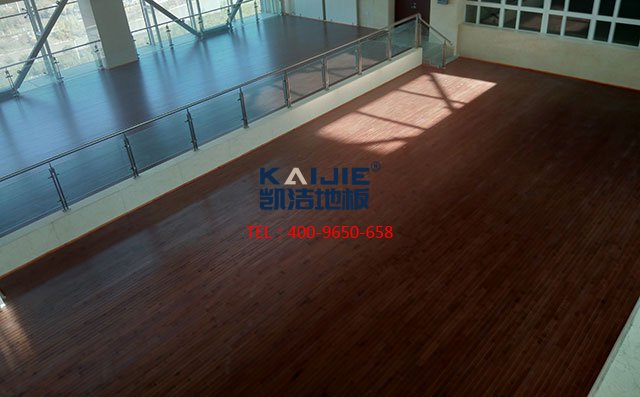 凱潔地板出席2018第八屆中國(guó)建筑工程行業(yè)高峰論壇——?jiǎng)P潔地板