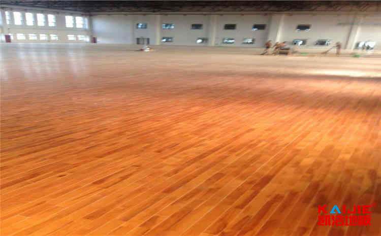 為什么體育場館運動木地板價格貴